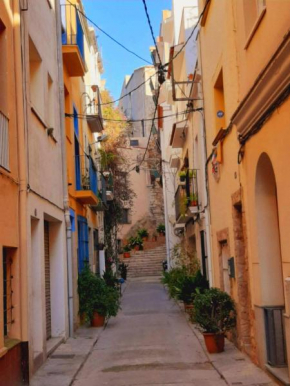 Newly renovated 2 bed apartment in Blanes old town 50m from the beach!